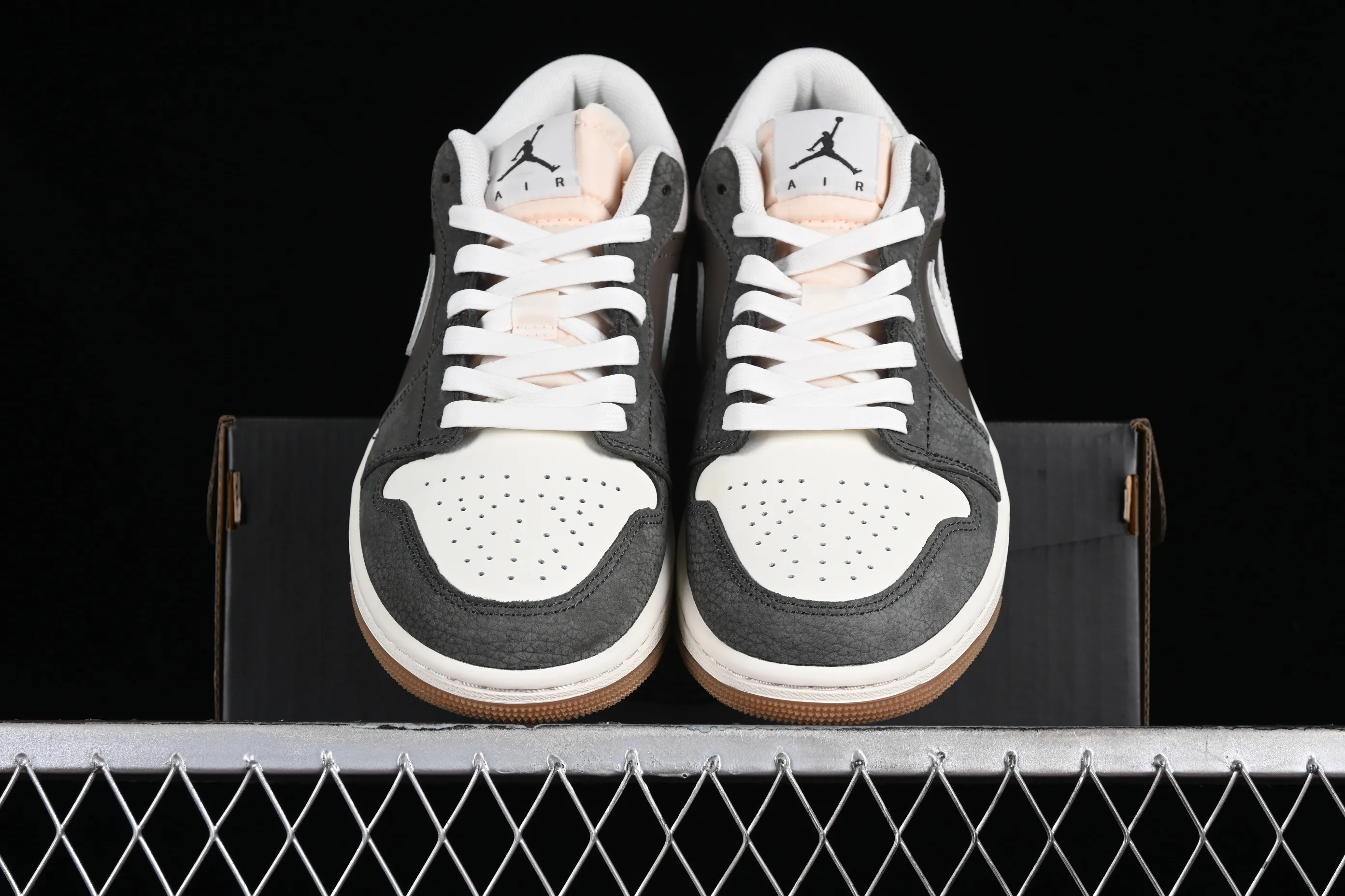 All categories Air Jordan Jordan series basketball shoes Air Jordan 1 Low G version pure original Air Jordan 1 Low "Snkrs Day" AJ1 Joe 1 Magpie gray toe low-top cultural casual sneakers FD0399-004